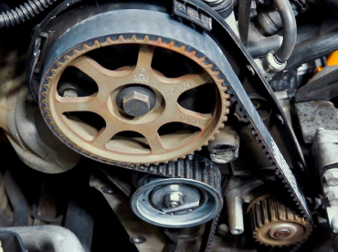 Iš arti rodomas variklio paskirstymo diržas