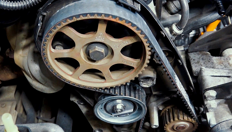 Iš arti rodomas variklio paskirstymo diržas