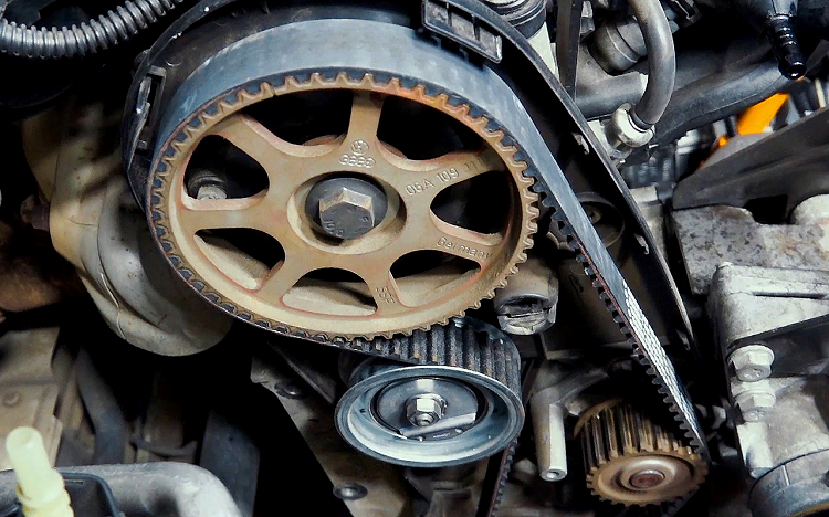 Iš arti rodomas variklio paskirstymo diržas