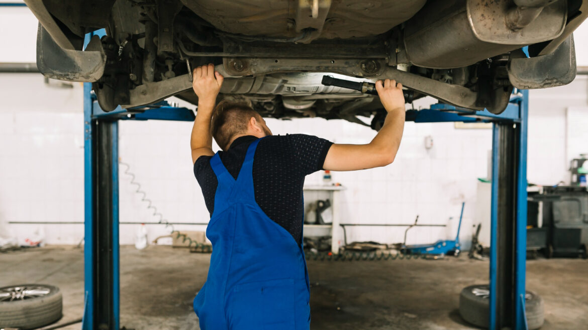 Mechanikas tikrina automobilio važiuoklę