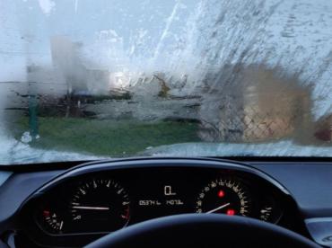 Užrasojęs priekinis automobilio langas