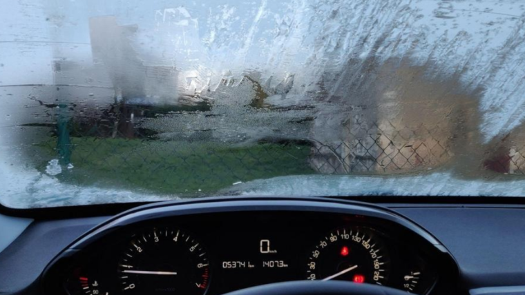 Užrasojęs priekinis automobilio langas