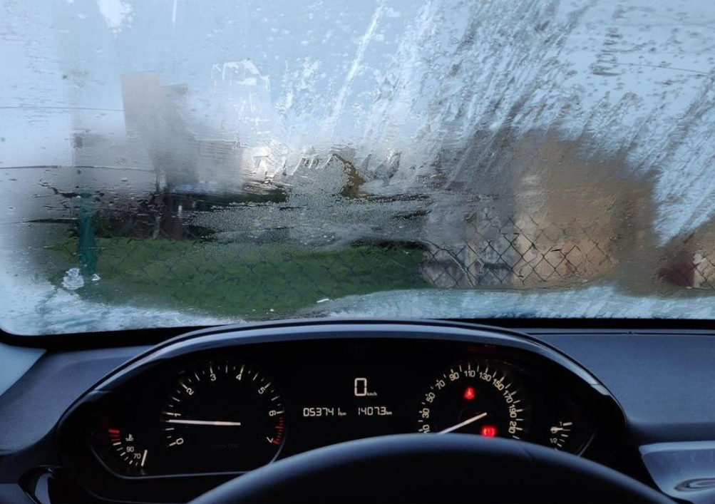 Užrasojęs priekinis automobilio langas