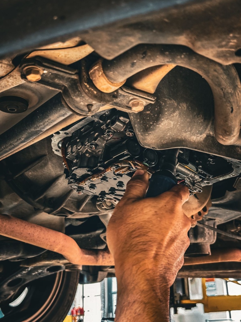 Automatinės pavarų dėžės tepalo keitimas - karterio nuėmimas Automatinės pavarų dėžės karterio nuėmimas tepalo keitimo metu