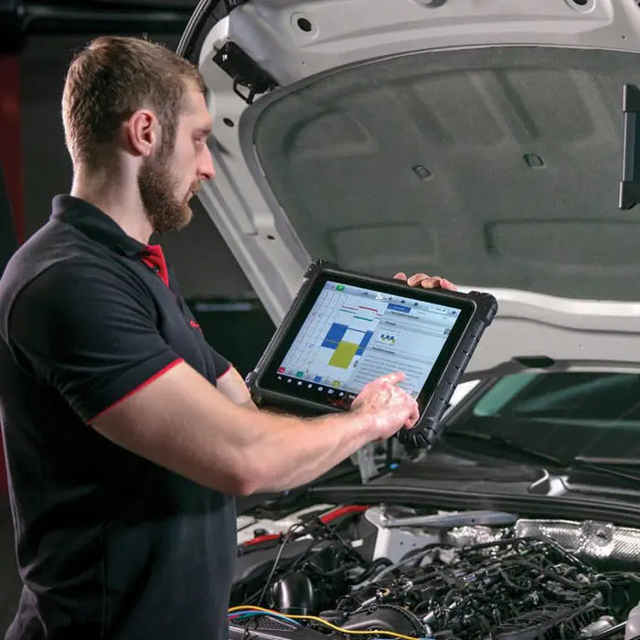 Kompiuterinė automobilio diagnostika Vilniuje - meistras su diagnostikos planšete