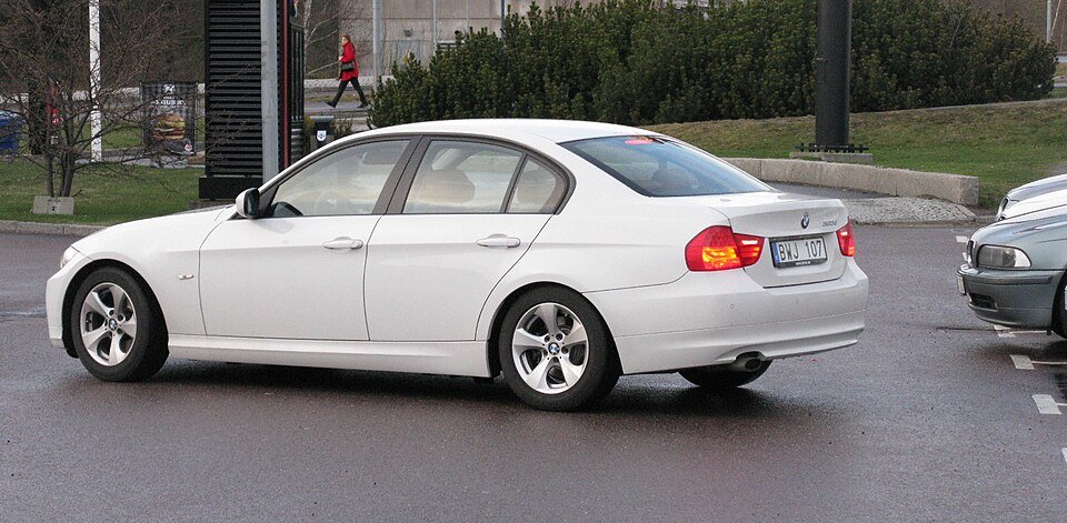 Automobilio galas su galiniais žibintais Automobilio galas su galiniais žibintais