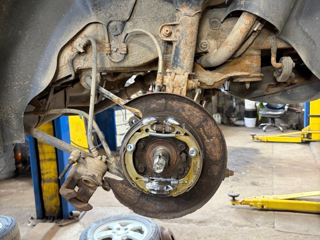 Išardyti galiniai stabdžiai Toptis autoservise Išardyti galiniai stabdžiai Toptis autoservise