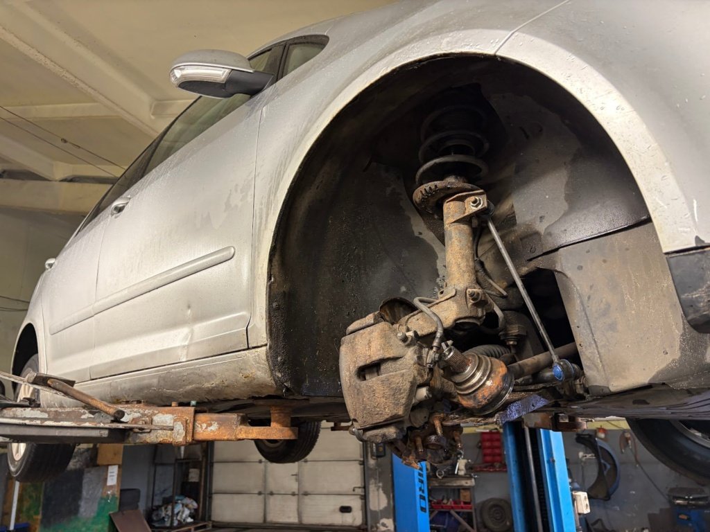 Galinio tilto pusašio keitimas Toptis autoservise Galinio tilto pusašio keitimas Toptis autoservise