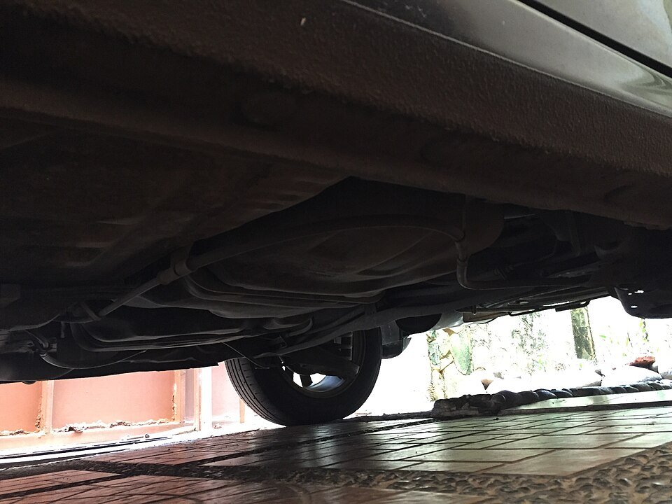 Kuro bakas po automobilio kėbulu