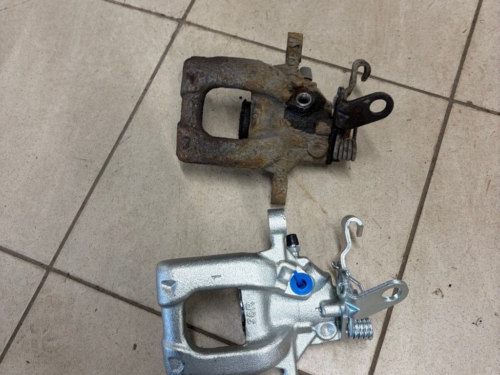 Stabdžių suportai prieš nuorinimą Toptis autoservise Stabdžių suportai prieš nuorinimą Toptis autoservise