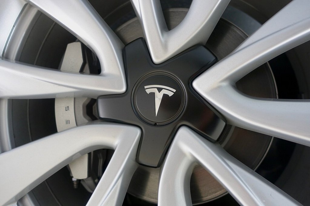 Tesla Model 3 ratas ir stabdžių suportas Tesla Model 3 ratas ir stabdžių suportas