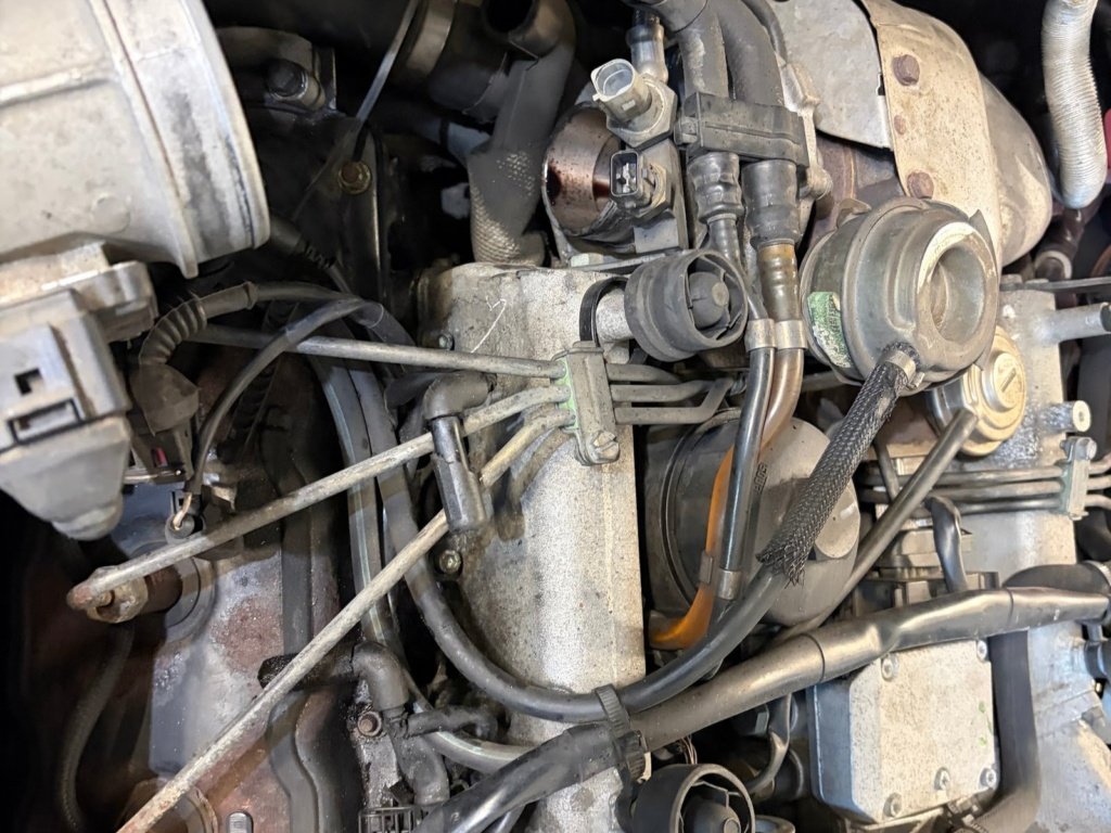 Turbina ir išmetimo kolektorius variklyje Toptis autoservise Turbina ir išmetimo kolektorius variklyje Toptis autoservise
