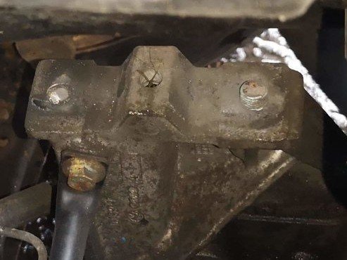 Variklio pagalvė sumontuota automobilio variklio skyriuje